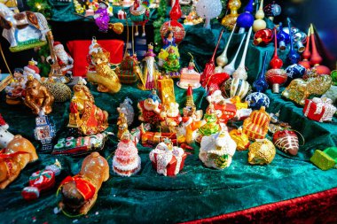 Almanya'da Noel pazarında Cam Noel ağacı süslemeleri