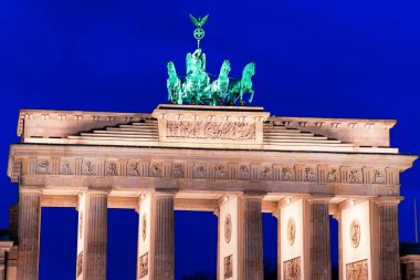 Parizer Platz Street gece Berlin Brandenburg kapısı