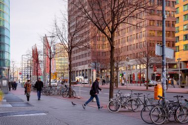 Potsdamer Platz modern bina mimarisi ile sokak manzarası