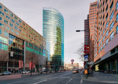 Potsdamer Platz üzerinde modern mimari ile Yol