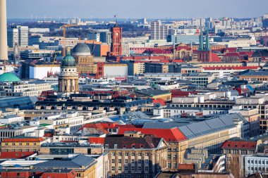 Fransız Kilisesi ve Rotes Rathaus Berlin ile Cityscape
