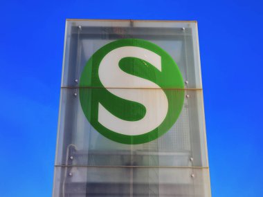 Berlin'de hızlı transit demiryolu sisteminin S bahn Yeşil işareti