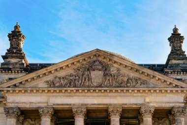 B Alman Bayrakları ile Reichstag bina mimarisinin Cephe