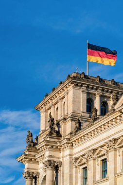 Reichstag Berlin şehir Alman Bayrağı ile mimari bina 
