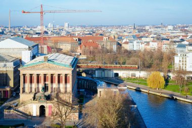 Cityscape ve Alte Nationalgalerie Spree River Müzesi Ada Ber
