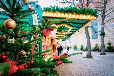 Opera binası Berl Noel pazarında Dekore Noel ağacı
