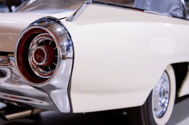 Beyaz vintage klasik araba otomatik arka far