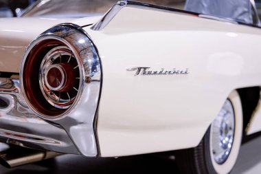 Arka far beyaz vintage klasik arabalar otomatik