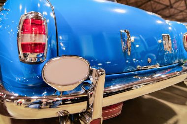 Mavi vintage klasik araba otomatik arka far