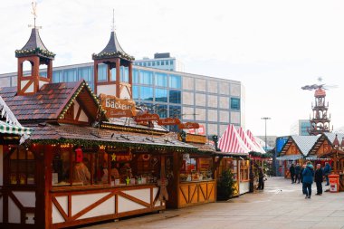 Berlin'de Alexanderplatz İnsanlar Noel pazarı