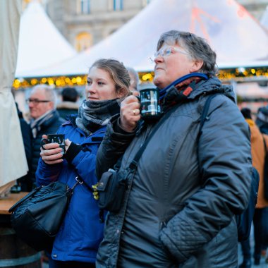 Anne ve kızı sıcak gluhwein mulled şarap içme