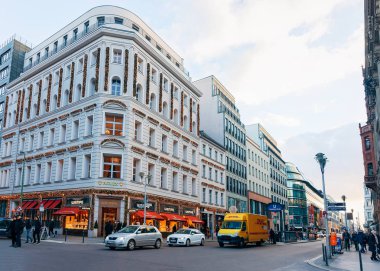 Berlin'de Alışveriş Merkezi alışveriş merkezinde araba ile Yol