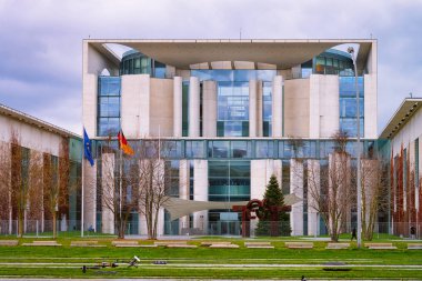 Bayraklar Berlin ile Bundeskanzleramt bina