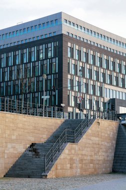 Spree Riverfront ve Modern bina Berl de köprü üzerinde Merdiven