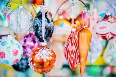 Almanya'nın Noel pazarında Cam Noel ağacı süslemeleri