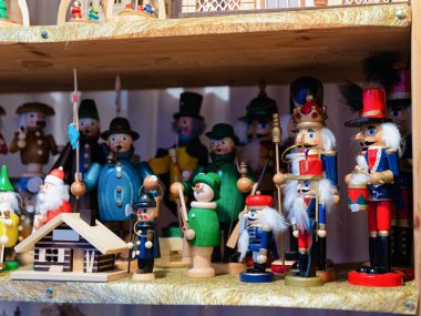 Almanya'da Noel pazarında Ahşap Noel ağacı oyuncaklar
