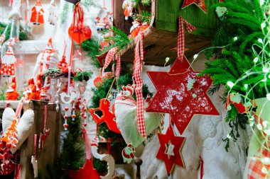 Almanca Noel pazarında Seramik Noel ağacı süslemeleri