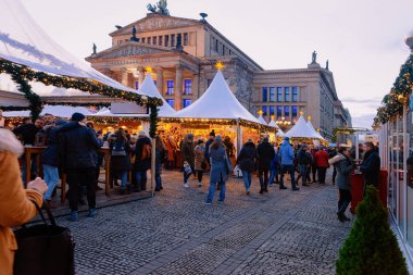 Berlin'de Gendarmenmarkt Noel pazarında Stalls İnsanlar