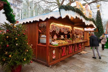 Kalp şeklinde Gingerbread çerezleri Memorial Ch ile durakinsanlar