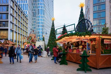 Memorial Kilisesi'nde Gluhwein ile Noel pazarında Insanlar