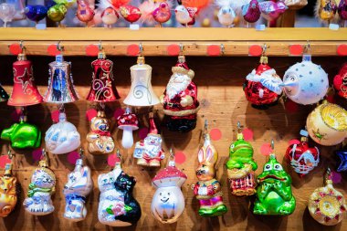 Alexande Noel pazarında Cam Noel ağacı süslemeleri