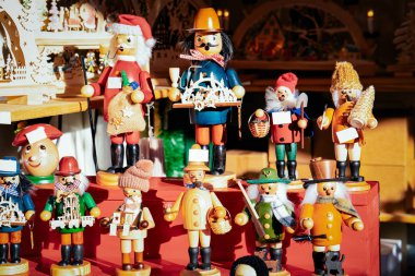 Ale Noel pazarında Ahşap Noel oyuncakları ve süslemeleri