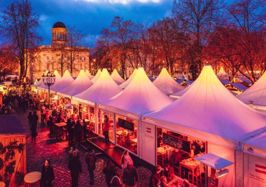 Berlin'de Charlottenburg Noel pazarında Stalls İnsanlar