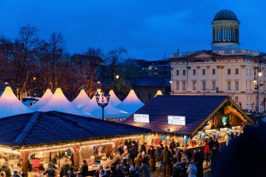 Berlin'de Charlottenburg Noel pazarında Stalls İnsanlar