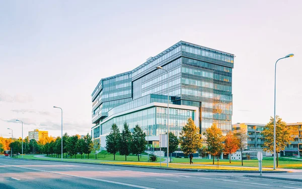 Oficina de Empresa de la UE y calle en segundo plano — Foto de Stock