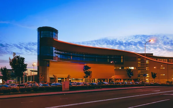 Eu modernes Einkaufszentrum Gebäude Abend — Stockfoto