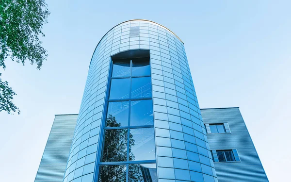 Empresa moderna de vidrio corporativo de la UE edificio de oficinas rascacielos — Foto de Stock
