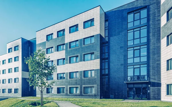 Edificio residencial moderno de la UE parque infantil — Foto de Stock