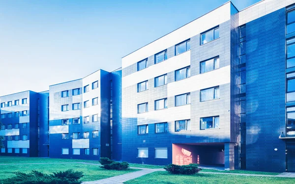 EU Footpath at new apartment buildings with outdoor facilities — Stock Photo, Image