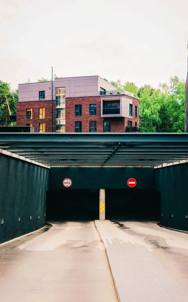 Arquitectura de la UE de garaje moderno y cuarto de edificio de apartamentos —  Fotos de Stock