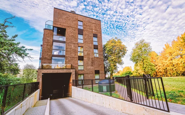 Garaj ve konut bina modern mimari