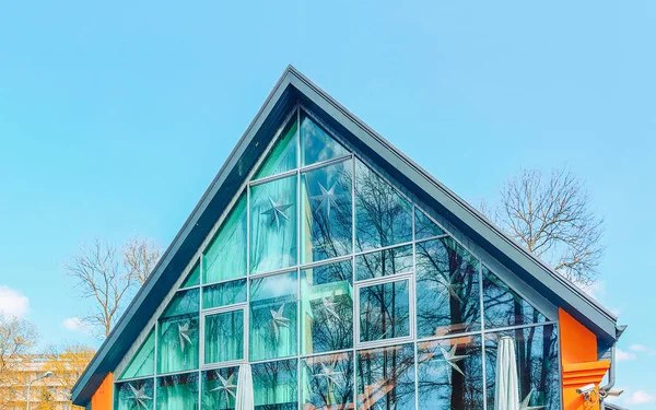 Casa de campo de cristal moderna de la UE con patio — Foto de Stock