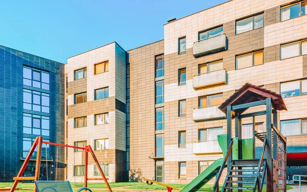 UE Apartamento nuevo edificios residenciales parque infantil Vilnius Lituania Europa — Foto de Stock