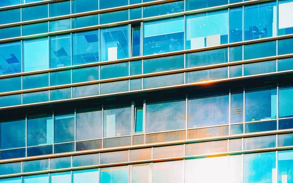 Modern ofis binası gökdelen iş bölgesi nin AB Cam pencereleri