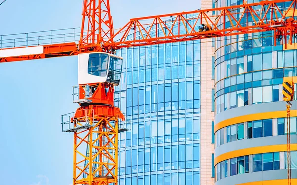 Edificio moderno per uffici con gru di sollevamento — Foto Stock