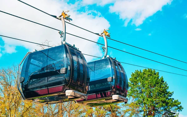 Unijne kolejki linowe poruszające się po ropeway — Zdjęcie stockowe