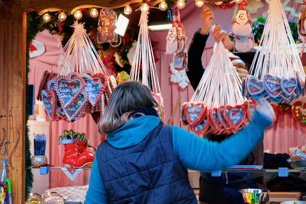 Frau in der Nähe von Stand Herz Form Lebkuchen Gedenkkirche — Stockfoto