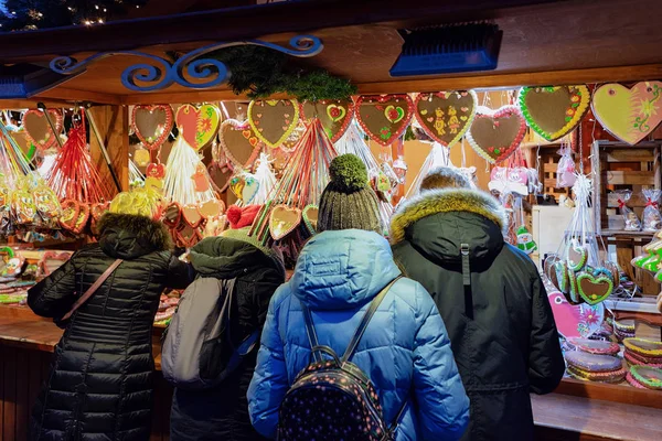 Pessoas em stall com forma de coração Biscoitos de gengibre em Alexande — Fotografia de Stock