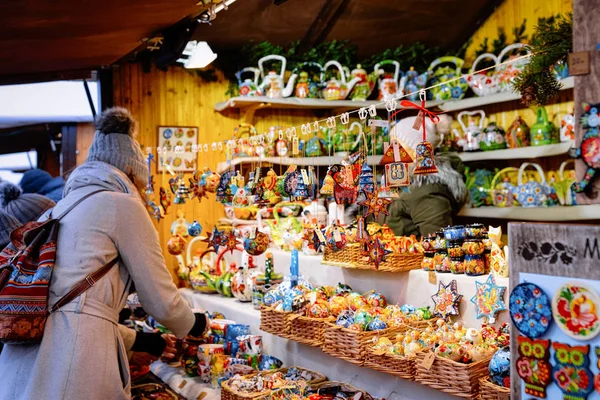 Mulher e madeira árvore de Natal decorações mercado de Natal — Fotografia de Stock