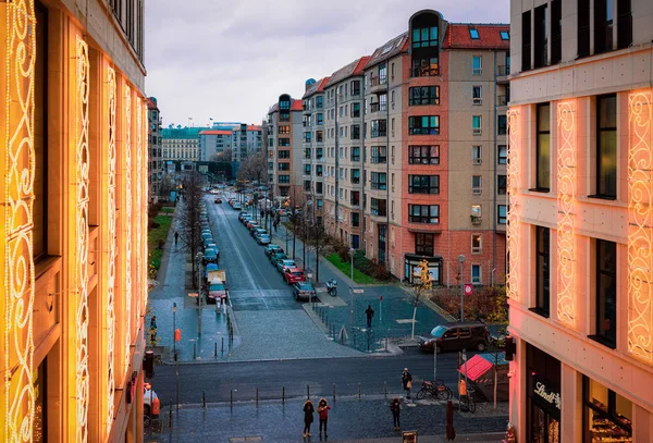 Utsikt över kvälls gatan från köpcentret Mall Berlin — Stockfoto