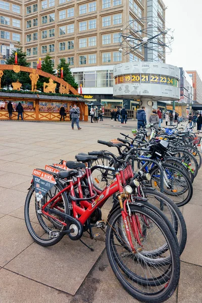 Bicicletas aparcadas Alexanderplatz Berlín —  Fotos de Stock