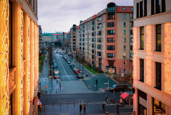 Berlin'deki Alışveriş Merkezi alışveriş merkezinden akşam caddesine bak
