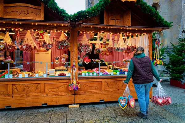 Frau am Stand mit herzförmigen Lebkuchen Memorial Chu — Stockfoto