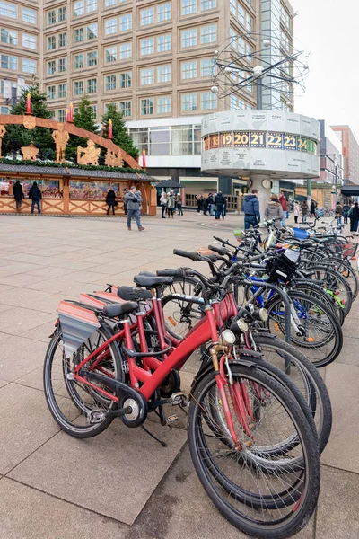 Vélos stationnés sur Alexanderplatz à Berlin — Photo