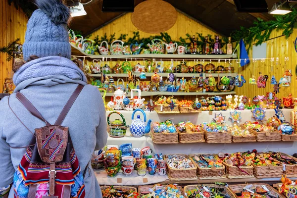 Noel pazarında Kadın ve Ahşap Noel ağacı süslemeleri