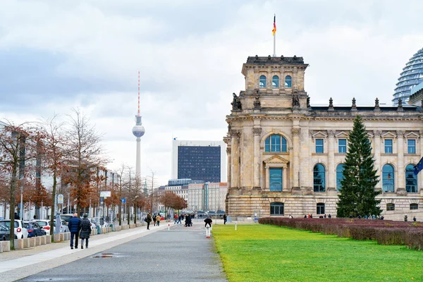 Calle en el edificio del Reichstag con bandera alemana en Berlín — Foto de Stock